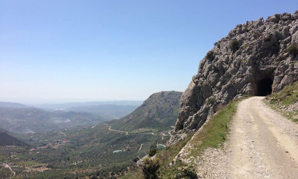 Camino a la Cueva del Boquete de Zafarraya, una de las cuevas de Alcaucín