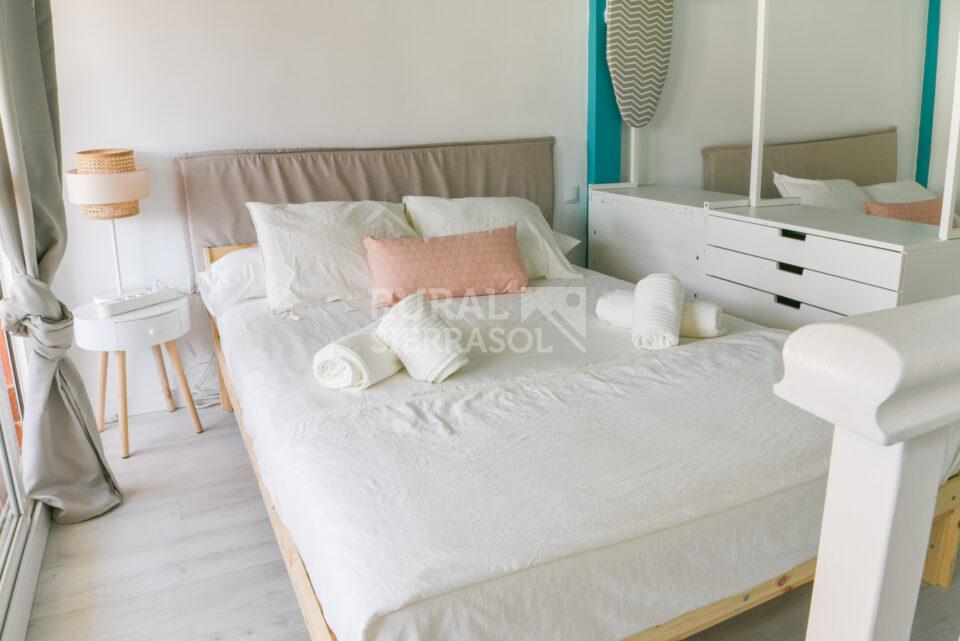 Cama doble en dormitorio de Apartamento turístico en Torremolinos (Málaga)-4142