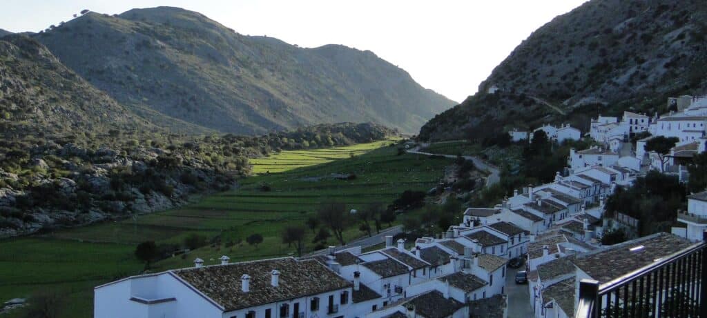 Vista del pueblo de Villaluenga del Rosario y su entorno natural - Rural Sierra Sol