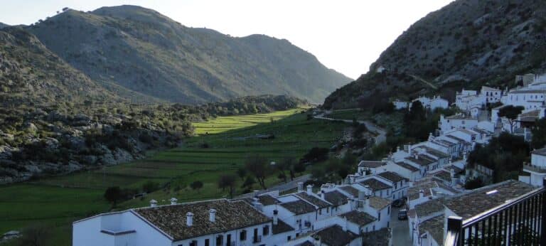 Vista del pueblo de Villaluenga del Rosario y su entorno natural - Rural Sierra Sol