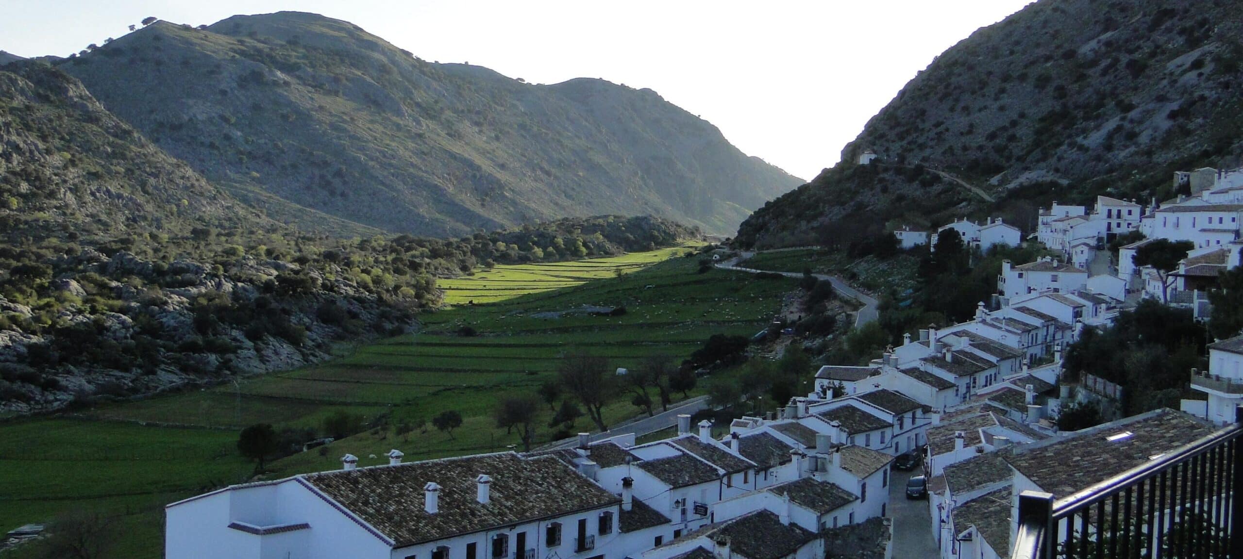 Vista del pueblo de Villaluenga del Rosario y su entorno natural - Rural Sierra Sol