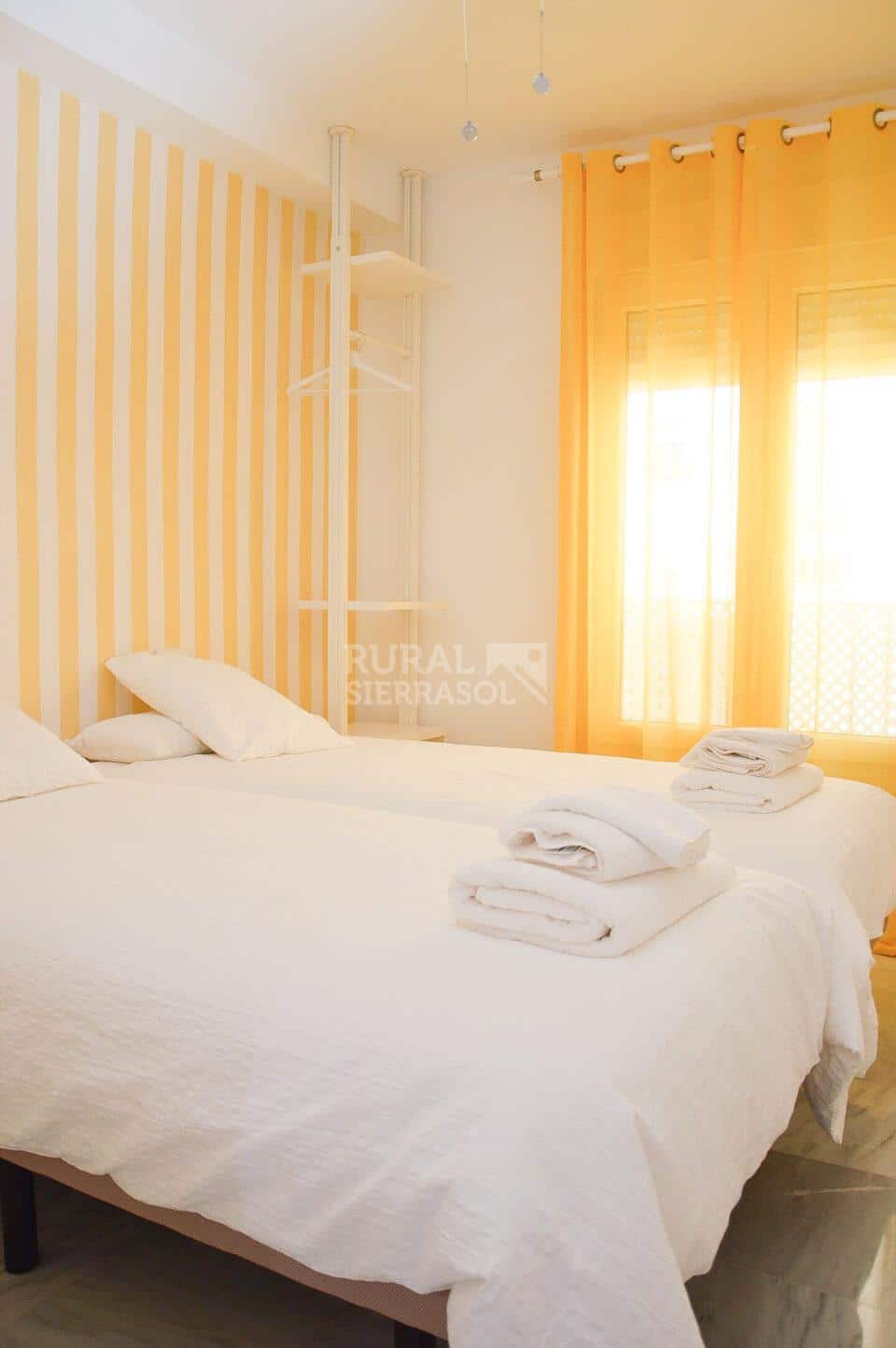 Dormitorio con dos camas individuales de Casa rural en Chilches - Vélez Málaga (Málaga)-4140