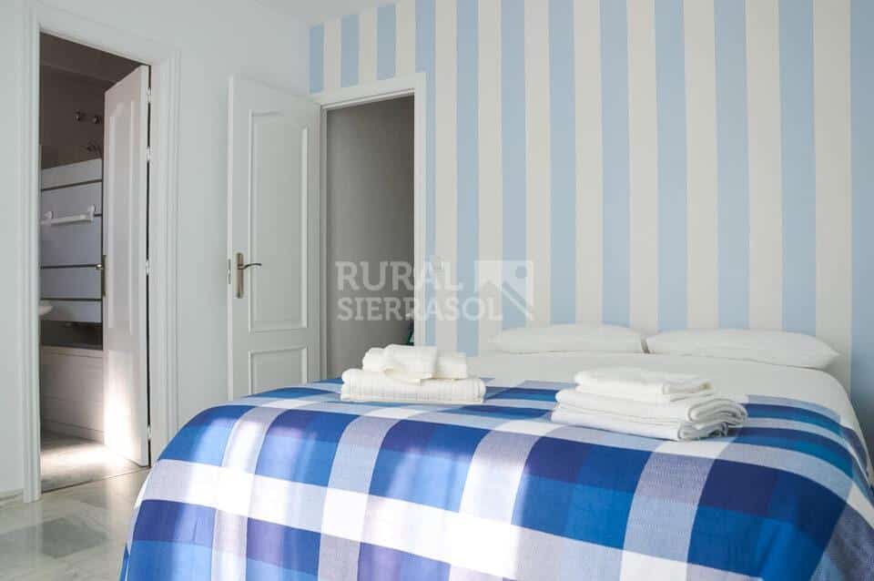 Dormitorio con cama doble de Casa rural en Chilches - Vélez Málaga (Málaga)-4140