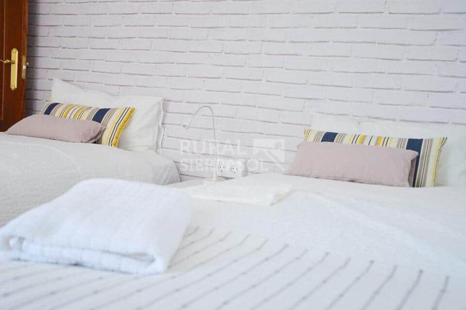 Habitación con dos camas individuales de Casa rural en Chilches (Vélez-Málaga)- Málaga-4141