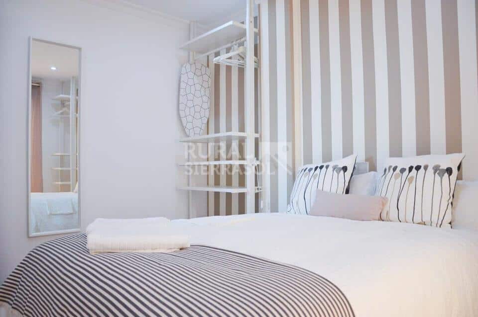 Habitación con cama de matrimonio de Casa rural en Chilches (Vélez-Málaga)- Málaga-4141