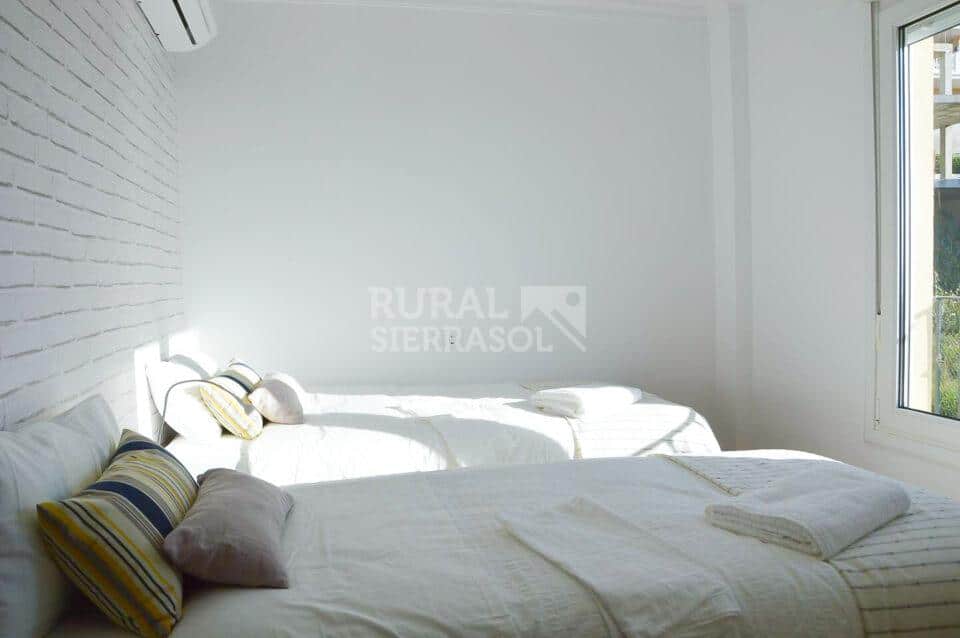 Dormitorio con dos camas individuales de Casa rural en Chilches (Vélez-Málaga)- Málaga-4141