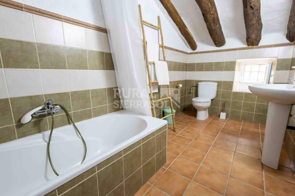 Baño con bañera de Casa rural en Chilluevar (Jaén)-2145