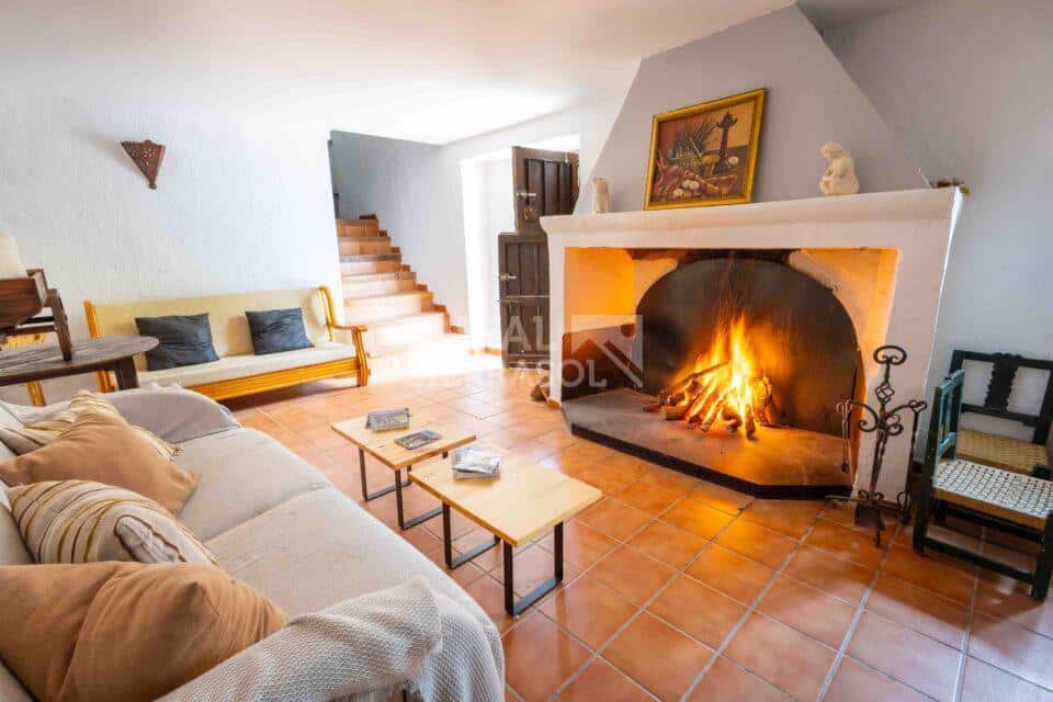 Salón con chimenea de Casa rural en Chilluevar (Jaén)-2145