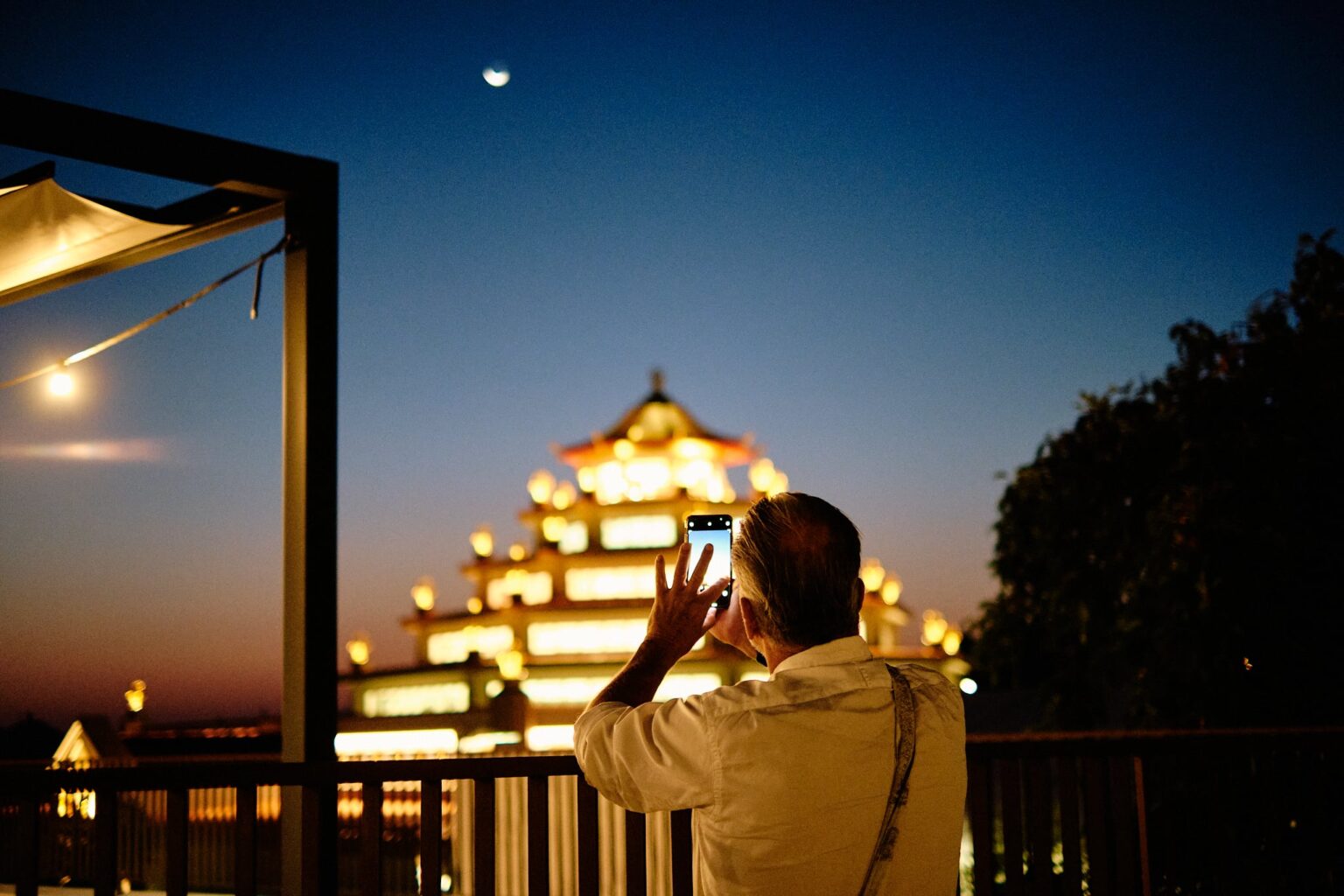 Persona fotografiando el Templo Kadampa para la Paz en el Mundo de Alhaurín el Grande en la noche - Rural Sierra Sol
