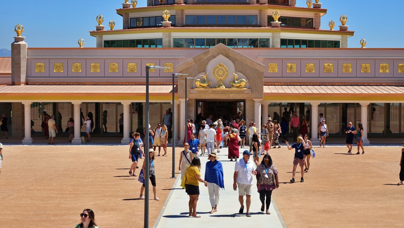 Personas visitando el Templo Kadampa para la Paz en el Mundo - Rural Sierra Sol